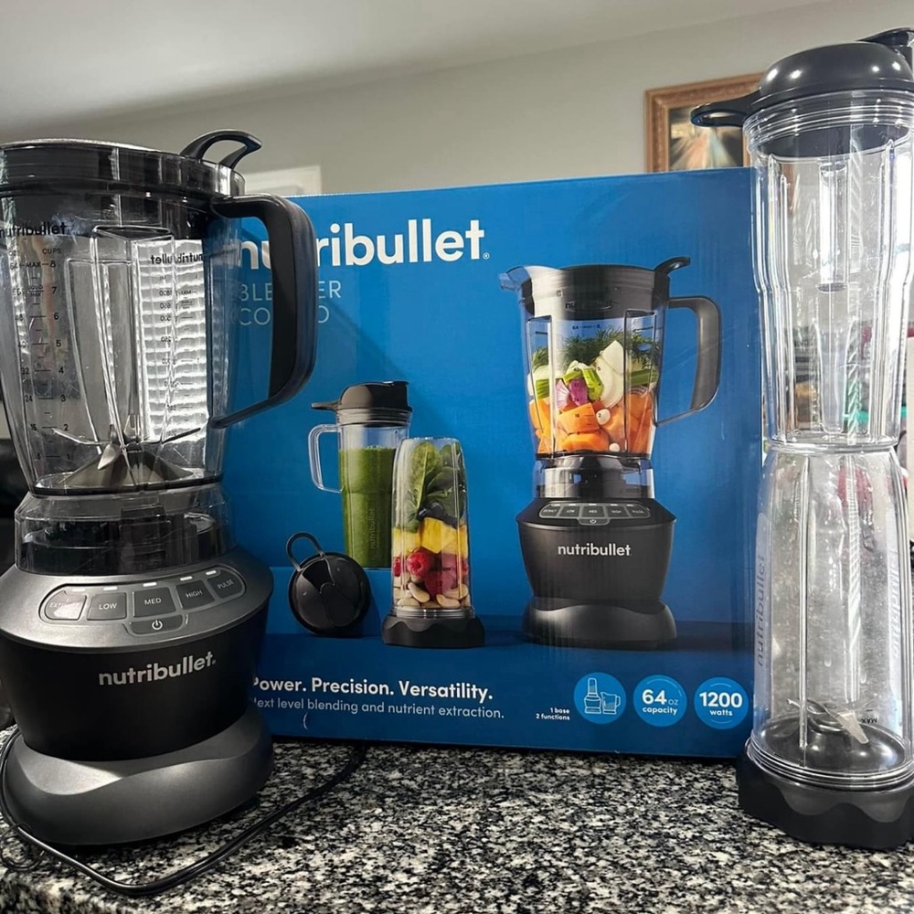 Nutribullet Blender Combo Set - Black 

Es Nuevo producto serrada la caja
